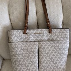 MK MICHAEL KORS SHOULDER BAG! Gently used…almost new!