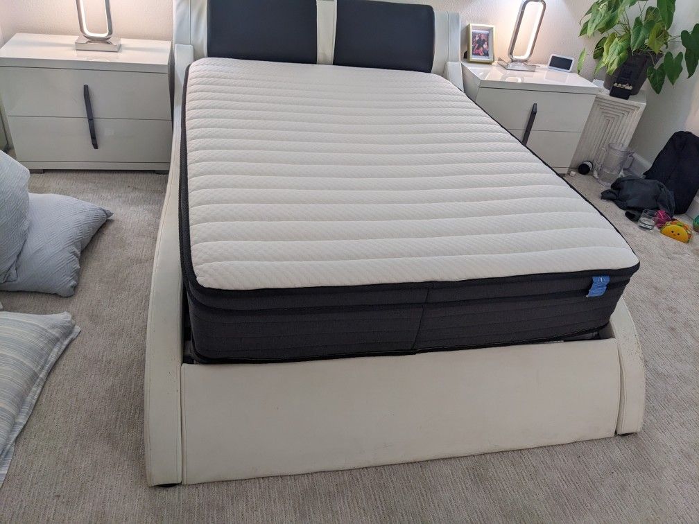 Full Size White Bedroom Set With 2 Nightstands And Mattress & Lamps