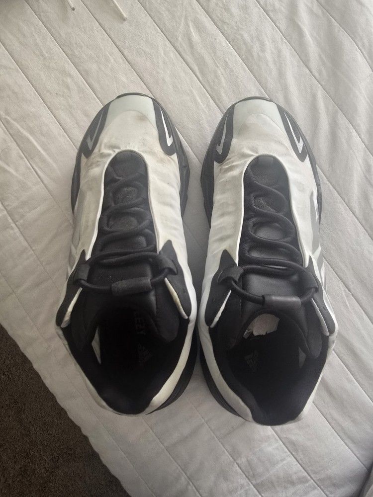 Adidas Yeezy Boost Metallic 700 MNVN - www.ice4pros.com.br