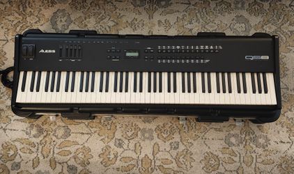 Alesis QS8 64 Voice Master Controller Synthesizer 88-Key Keyboard W/SKB Case