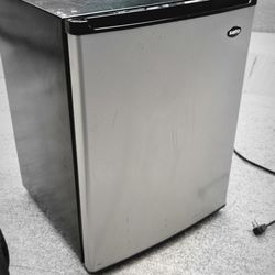 Sanyo mini Fridge 