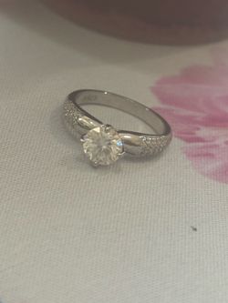Beautiful 1 ct Moissanite Engagement Ring