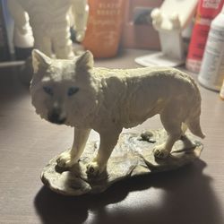 8”W Snow Wolf Figurine Statue Pick Up Only 