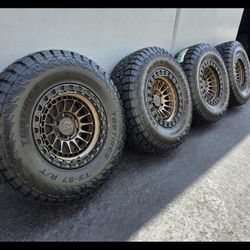 17" LOCK MOJAVE rims w- 35" Tires.  $1800