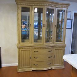 Broyhill Glass Doors Chine Cabinet 
