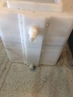 M3-25 Bait Tank 25 Gallon Modified Rectangle. Has hoses-fitting