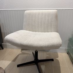 Modern Cream Upholstered Swivel Accent Chair – Great Condition