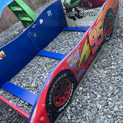 FREE Delta Children - Cama interactiva de madera para niños