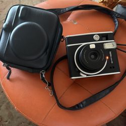 NEW FUJI INSTAX MINI 40 CAMERA BLACK WITH CASE AND 2 STRAPS  TESTED WORKS TAKES 2 AA  BATTERIES 