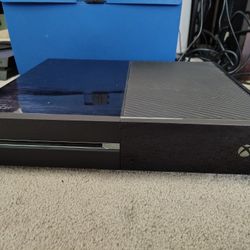 Xbox One console and wired controller 