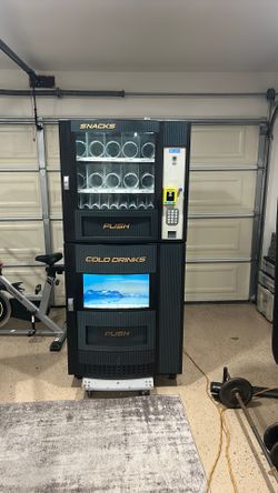 Combination snack and drink vending machine
