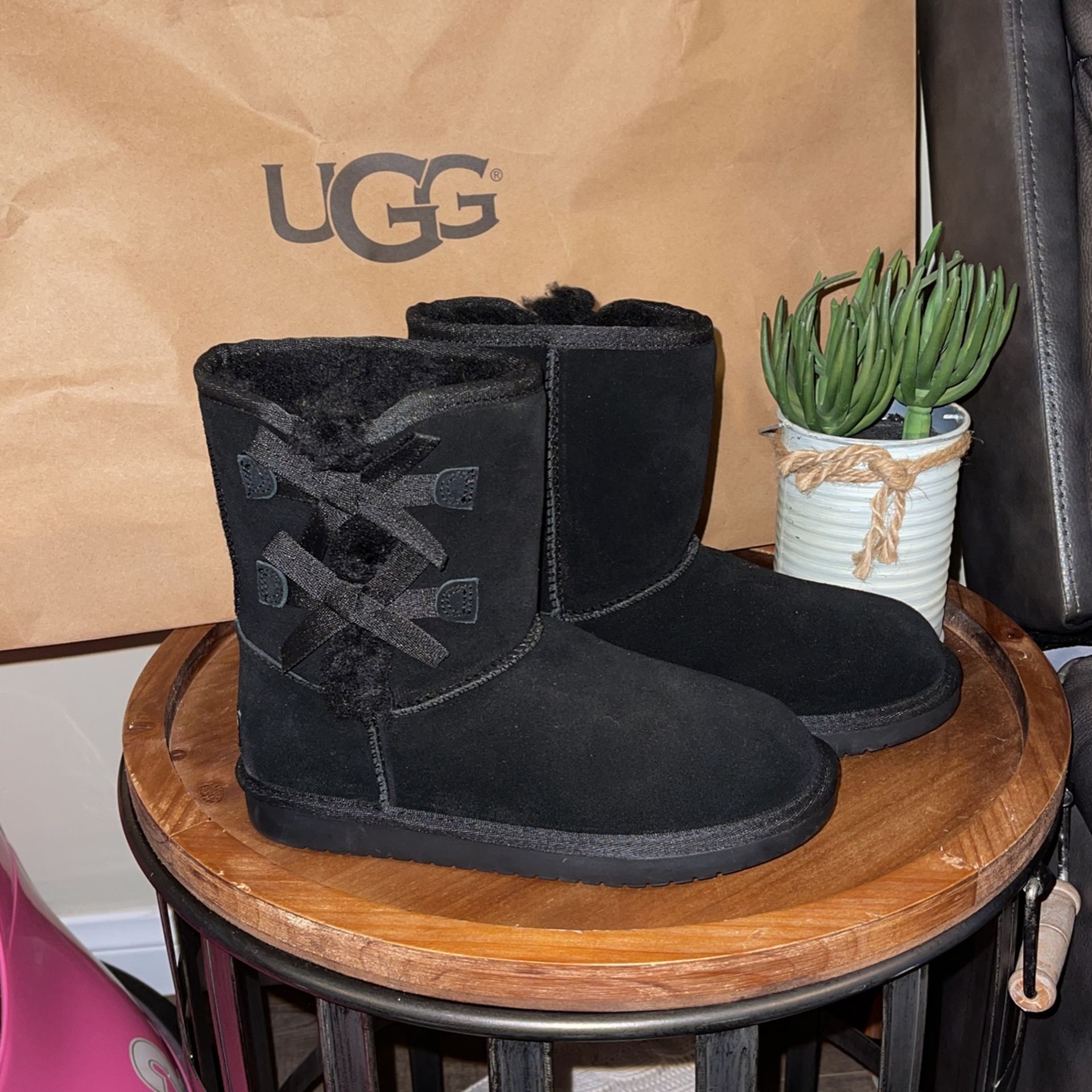 GIRL SIZE 4 KOOLABURRA BY UGGS 👢
