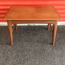 Mid Century Modern Danish Teak End Or Side Table - Will Deliver