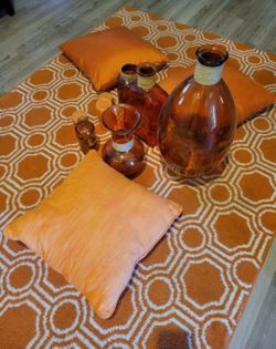 Home Accessories 7x5 Ft Rug 3 Pillows 5 Glass Vases & Candles