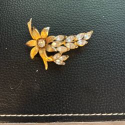Vintage Elegant Gold Floral Brooch Pin with Crystal Accents
