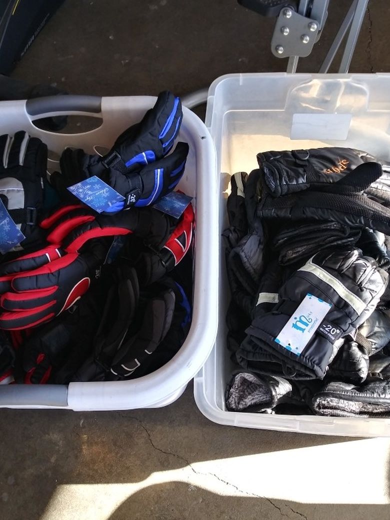 Gloves For Kids N Adults For The Snow Kids 5.00 Adults 10.00 New
