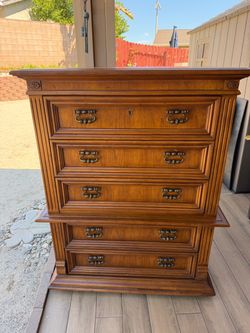 Beautiful Vintage Wooden Dresser 5 Drawers.