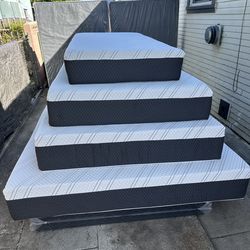 Queen size memory foam mattress 12”     New mattress in a plastic