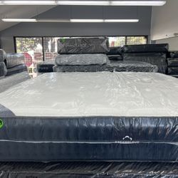 KING SIZE DREAMCLOUD MATTRESS & BOX SPRINGS BED SET