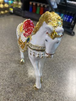 White Horse Decor 