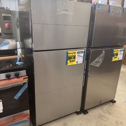 Whirlpool 18.2-cu ft Standard-Depth 30-in Wide Top-Freezer Refrigerator with Ice Maker 