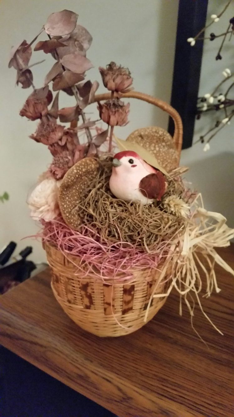 Small floral basket with little bird