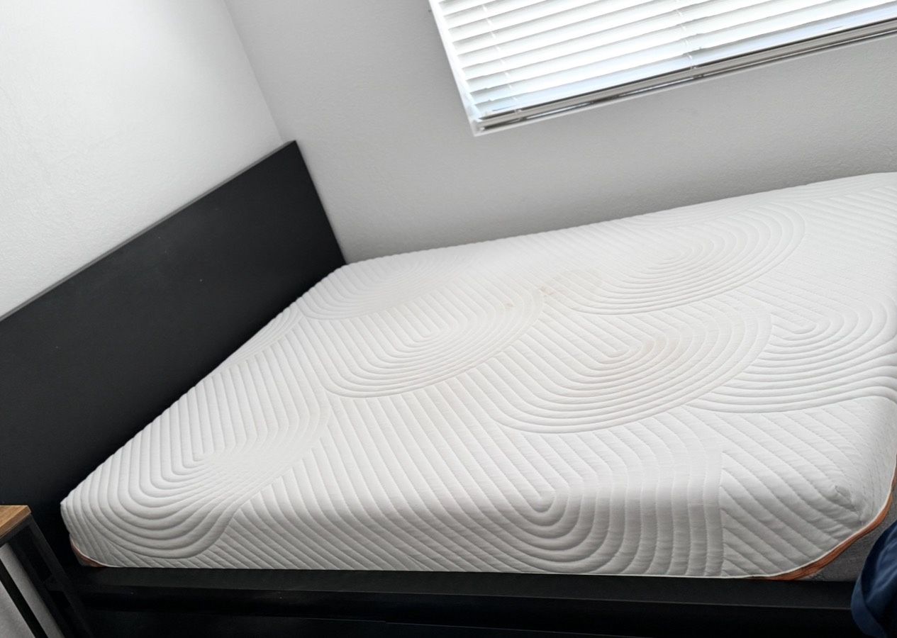 Queen Bed With Tempurpedic Mattress 