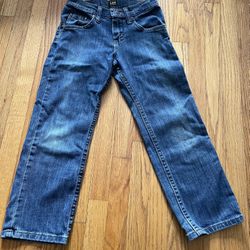 This is a children's jeans of the Lee brand. 1. Size and Fit • Size: The label indicates 8 R. "8" represents a size suitable for children around 8 yea