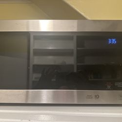 1.5 cu. ft. NeoChef™ Countertop Microwave with Smart Inverter and EasyClean®