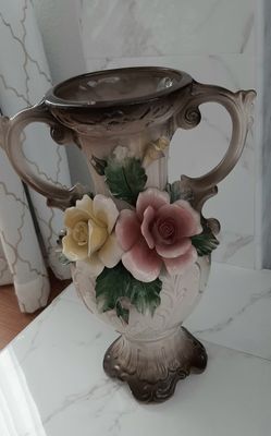 ITALIAN PORCELAIN NUOVA CAPODIMONTE VASE IN GREAT CONDITION