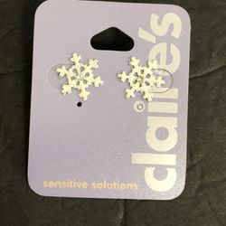 Claire’s Glitter Snowflake Post Earrings NEW