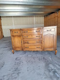 Buffet Classic Buffet $580 FIRM Like New