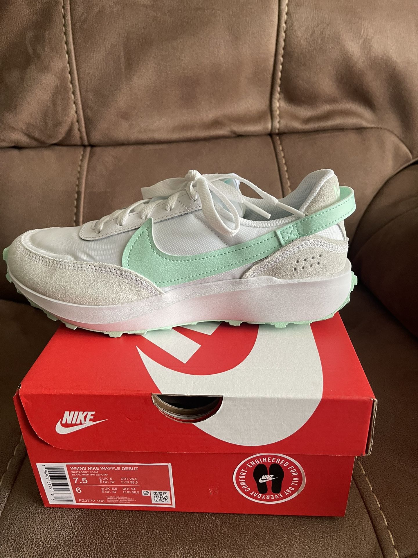 Nike Waffle Debut Sneakers Size 7.5 White/mint Foam.