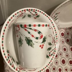 12 Pc Gibson Christmas Dishes