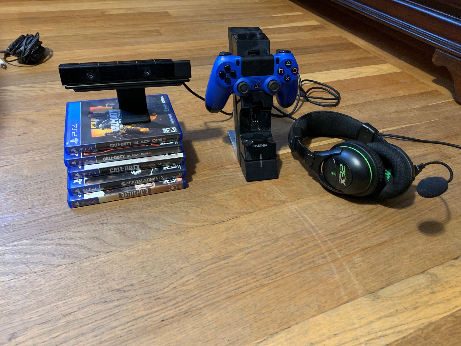 5 PS4 games /1 blue remote control /1 camera/Xbox headphones EAR FORCE X32