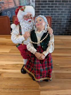 (S4) Vintage Santa and Mrs. Claus Christmas Figurine
