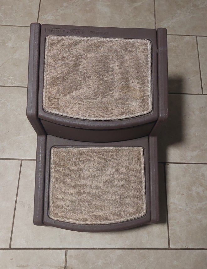 Dog Cat Pet Step Small Stain On Top Step From a Spill Please Read Description