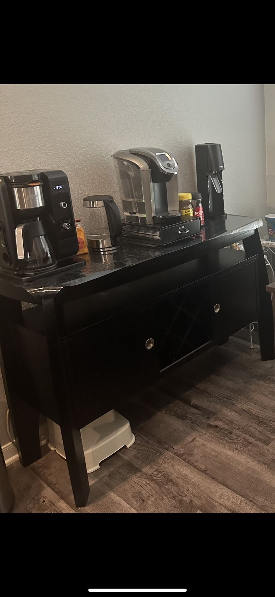 Rooms To Go Server/bar