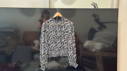 Express black & white abstract pattern blouse with ruffle sleeves and elastic waist, perfect for business or business casual, has attached under tank 