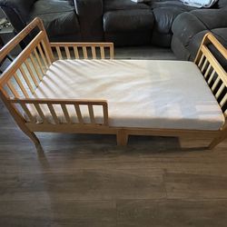 Toddler bed with Serta Dual side mattress