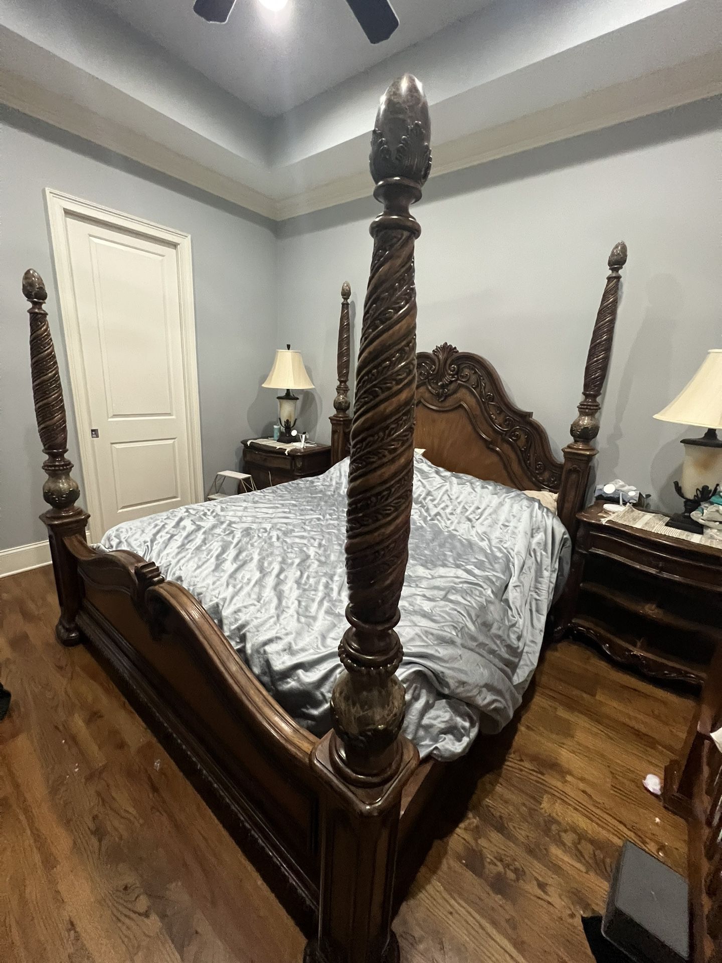 Full Bedroom Set Villa Claire with nightstands King size bed/ dresser with Mirror