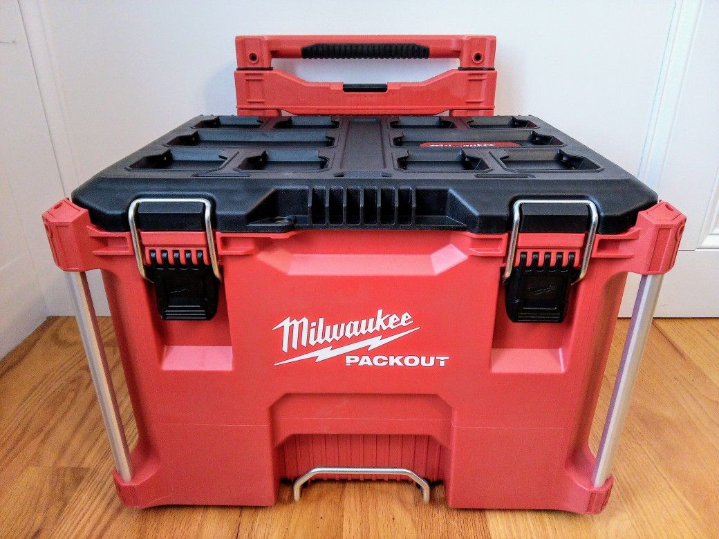 Milwaukee 22" Rolling Packout Box With Low Profile Handle