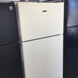 Hotpoint 16 Cu Ft Top And Bottom Fridge. 1 year Warranty 