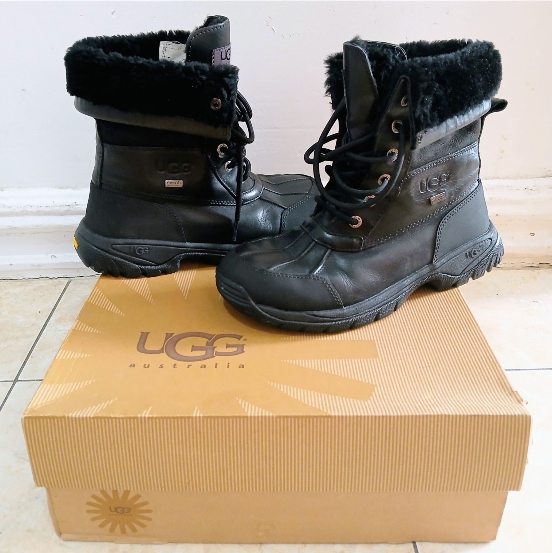 UGG Australian Kids Leather Butte - Black, US Size 4