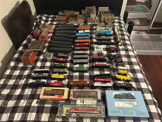 HUGE ho scale lot, Complete HO Scale Model Railroad Collection — 7 Locomotives, 36 Cars, 15 Buildings, Track, Controller & Accessories — 600-700 Obo