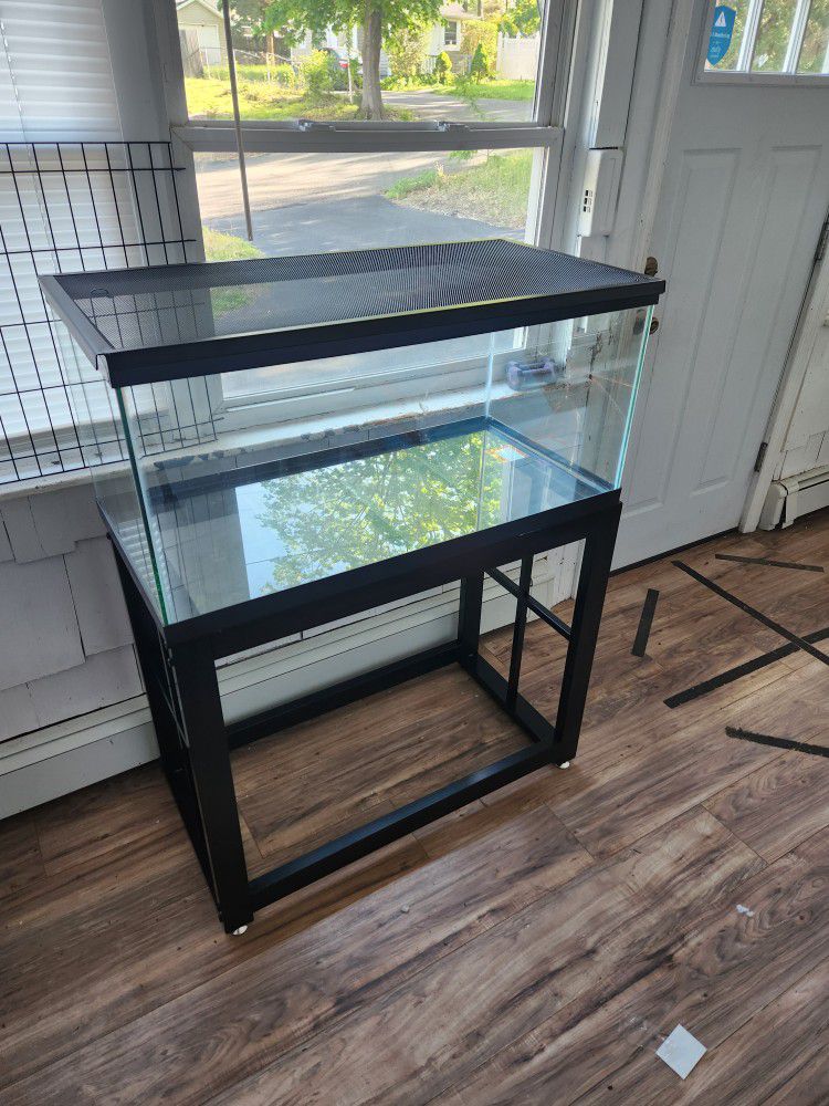 40 Gallon Breeder With Mesh Top And Stand