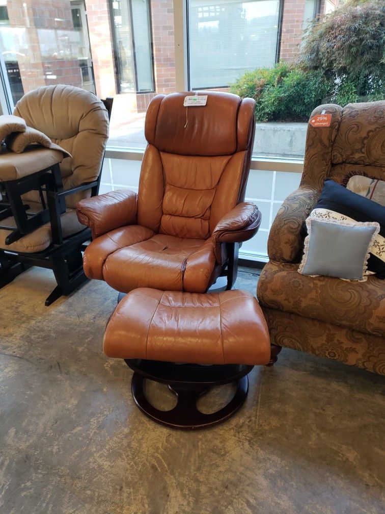 Lane Leather Recliner With Ottoman for Sale in Puyallup, WA OfferUp