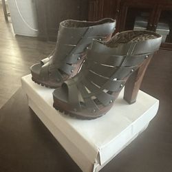 Calvin Klein Grey Metallic Cross Hatch Heels Size 6.5