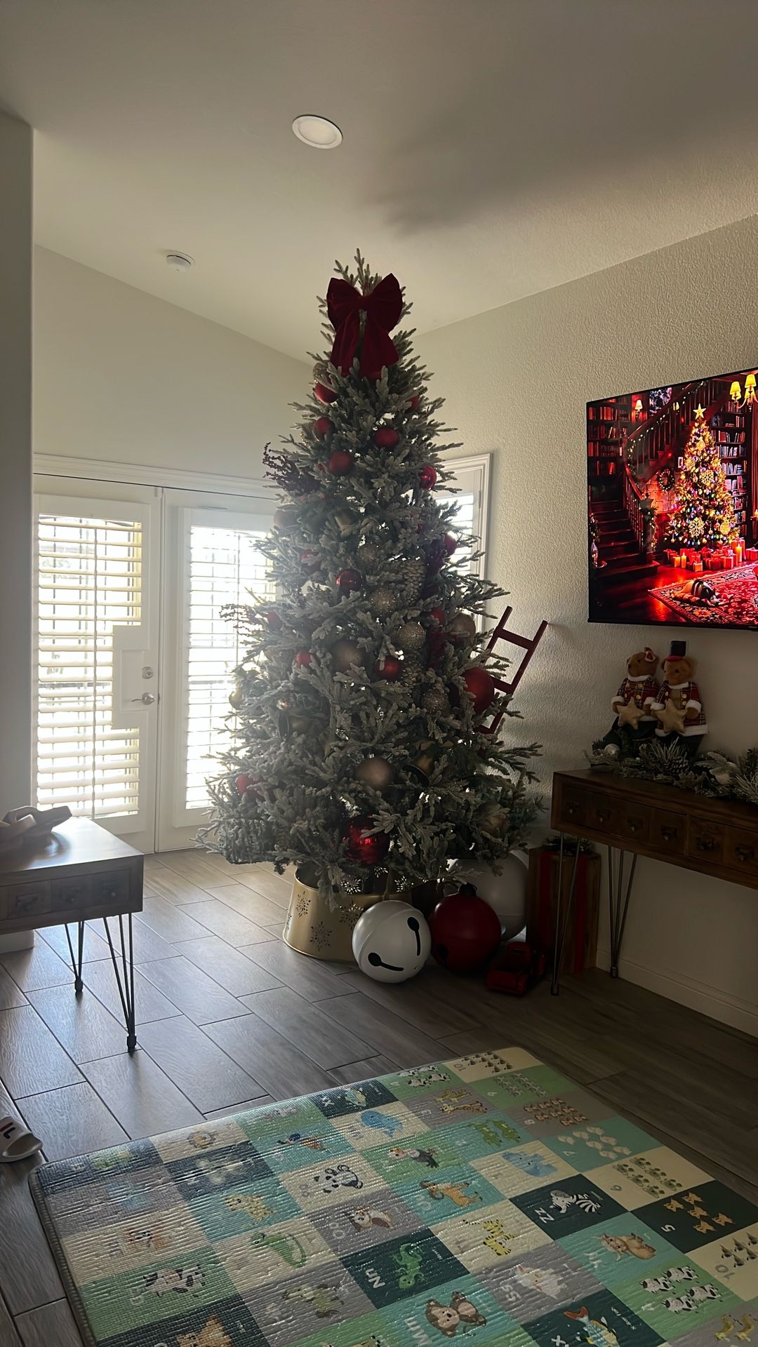 9ft Pre Lit Flocked Christmas Tree + Collar