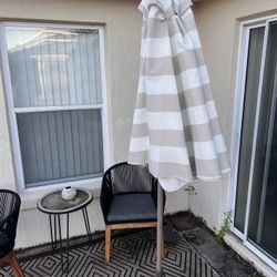 Outdoor patio umbrella